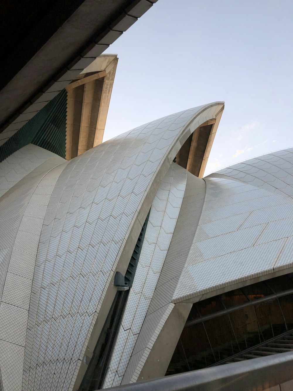 un edificio con una parete di vetro