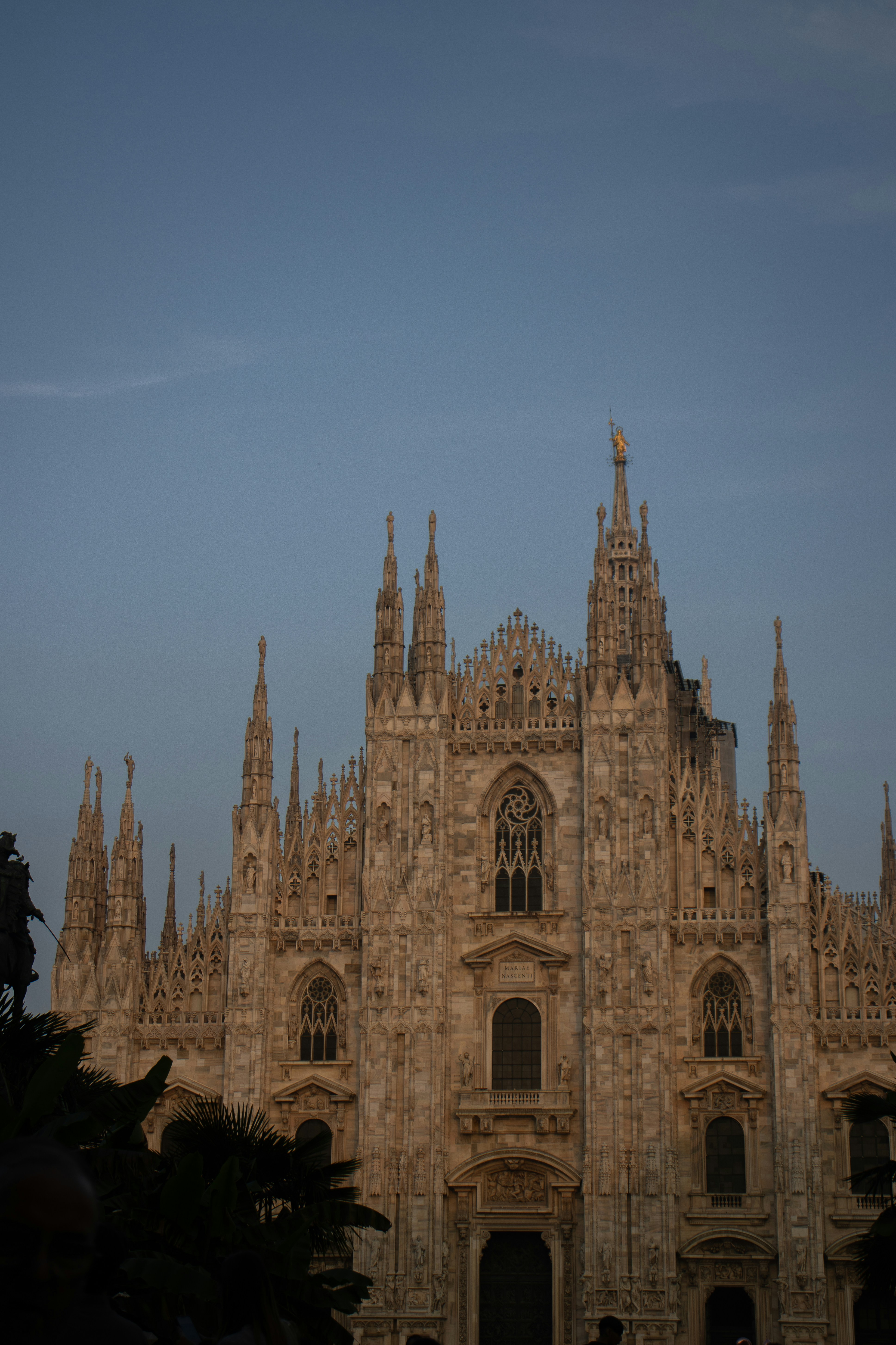 ein großes Gebäude mit Türmen