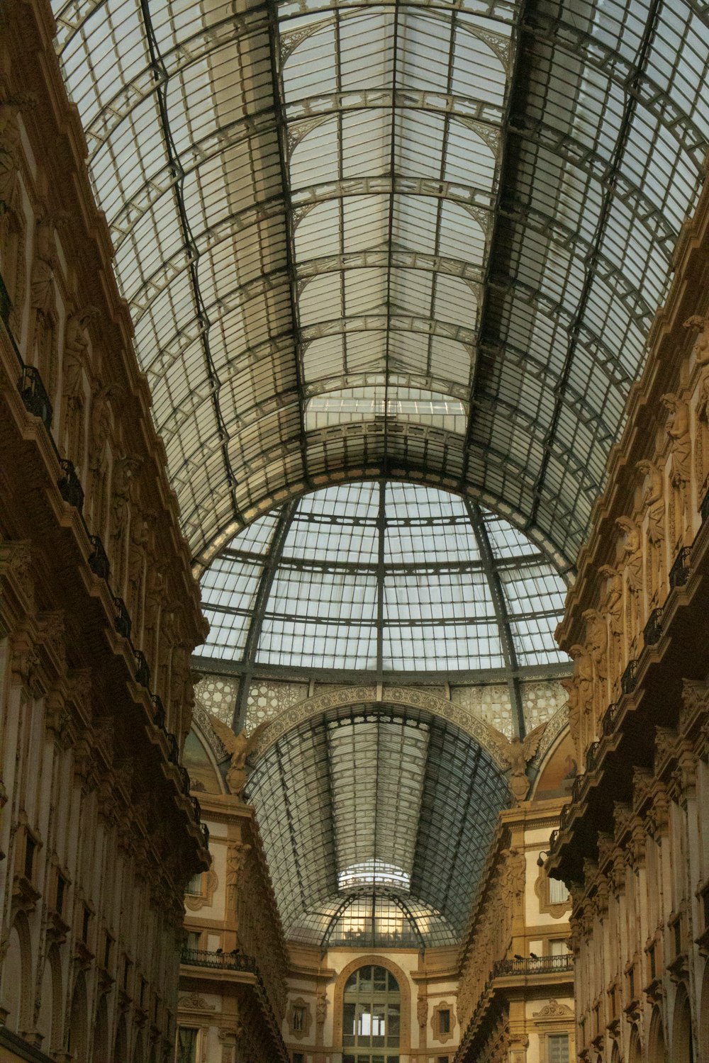 Un grande edificio con soffitto di vetro foto – Galleria Vittorio Emanuele  II Immagine gratuita su Unsplash