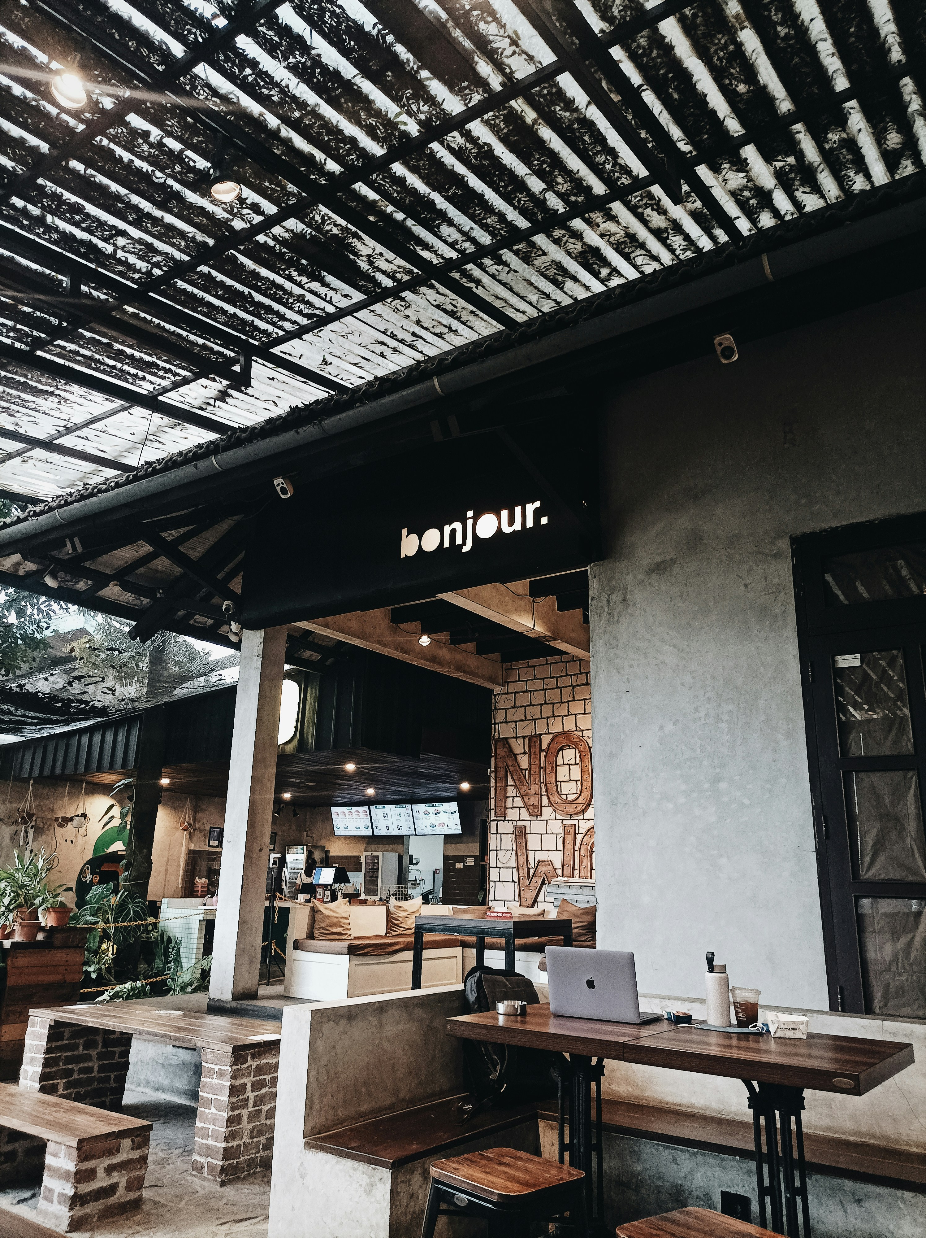 Ruangan dengan meja dan kursi
