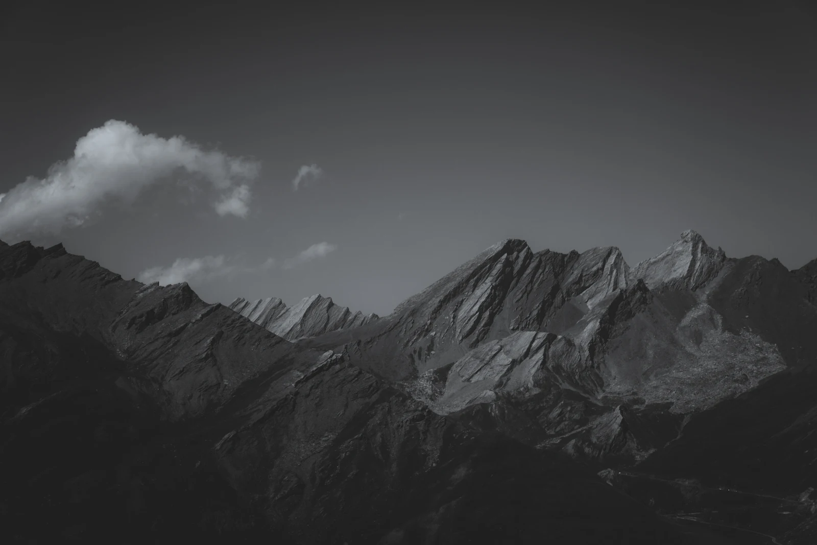 Cha&icirc;ne de montagnes rocheuses sous les nuages &mdash; image d'illustration, non prise &agrave; la Fen&ecirc;tre d'Arpette