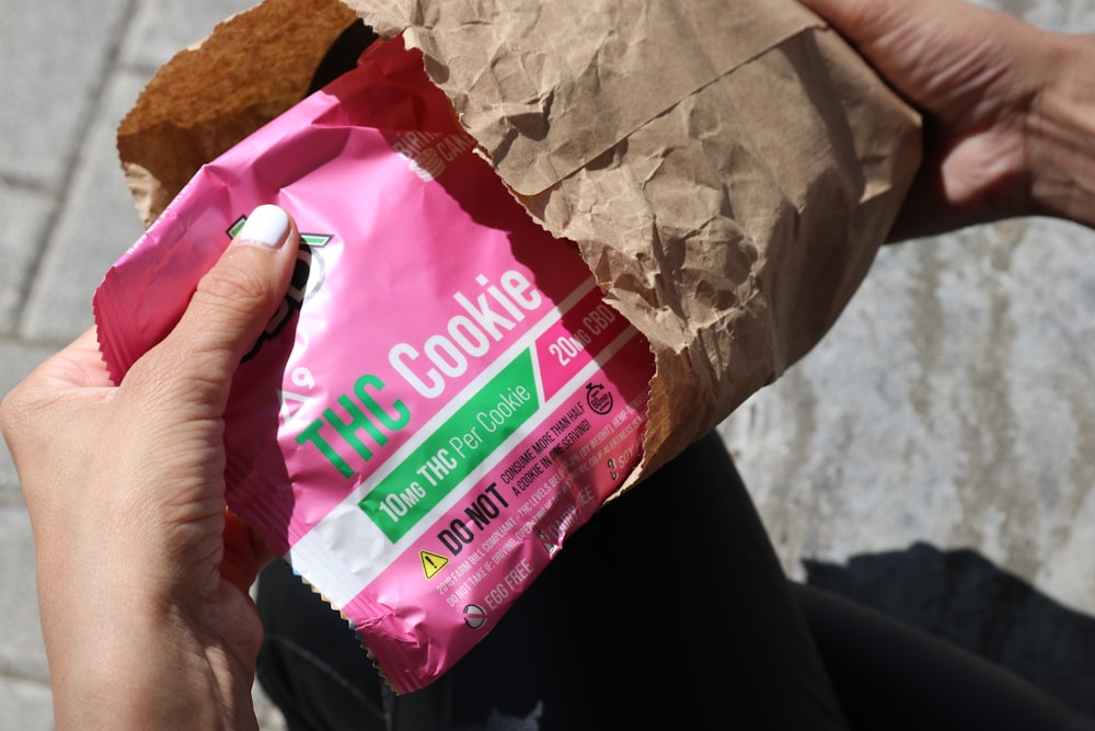 una persona sosteniendo una bolsa de comida