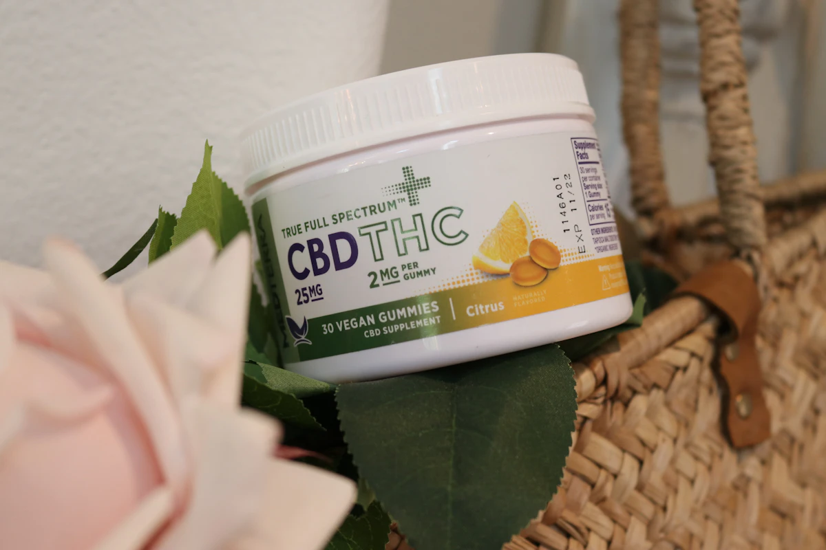 THC gummy container label showing milligrams per gummy, the THC to CBD ratio, and total piece count