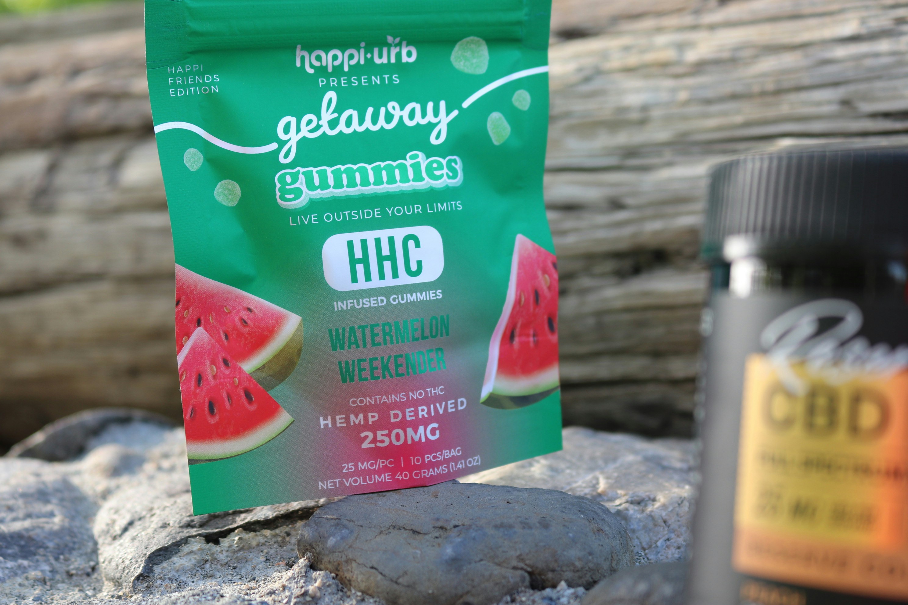 une boîte verte avec du texte blanc dessus à côté d’une boîte