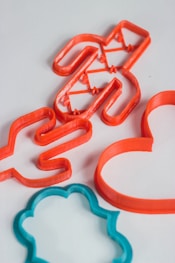 a group of red and blue scissors