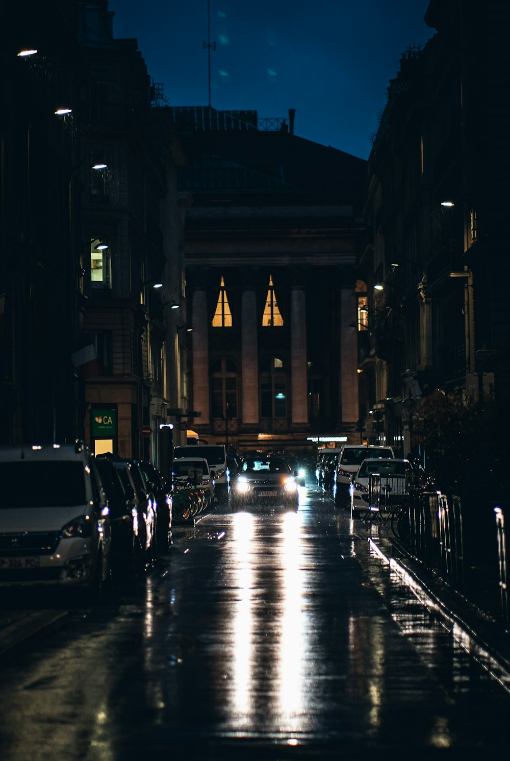 Eine nasse Straße in der Nacht