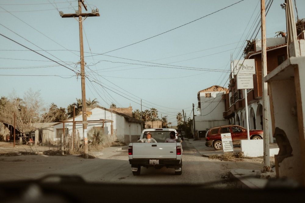 Un coche blanco en una carretera