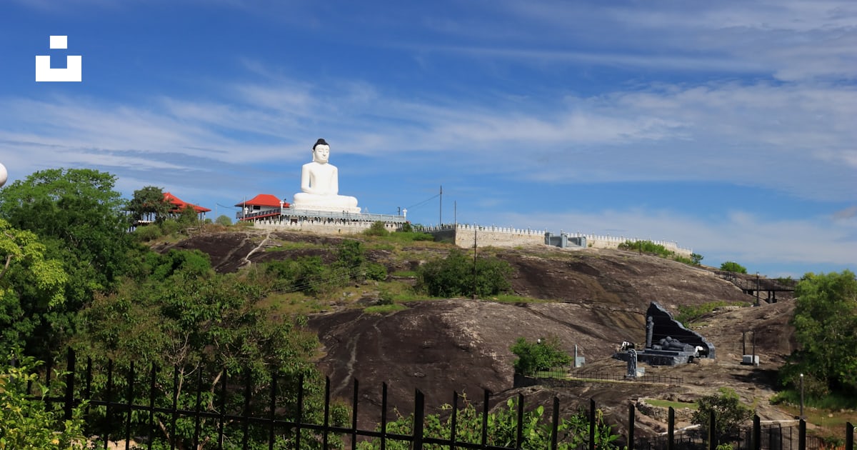 Foto zum Thema Eine weiße Statue auf einem Hügel Kostenloses Bild zu