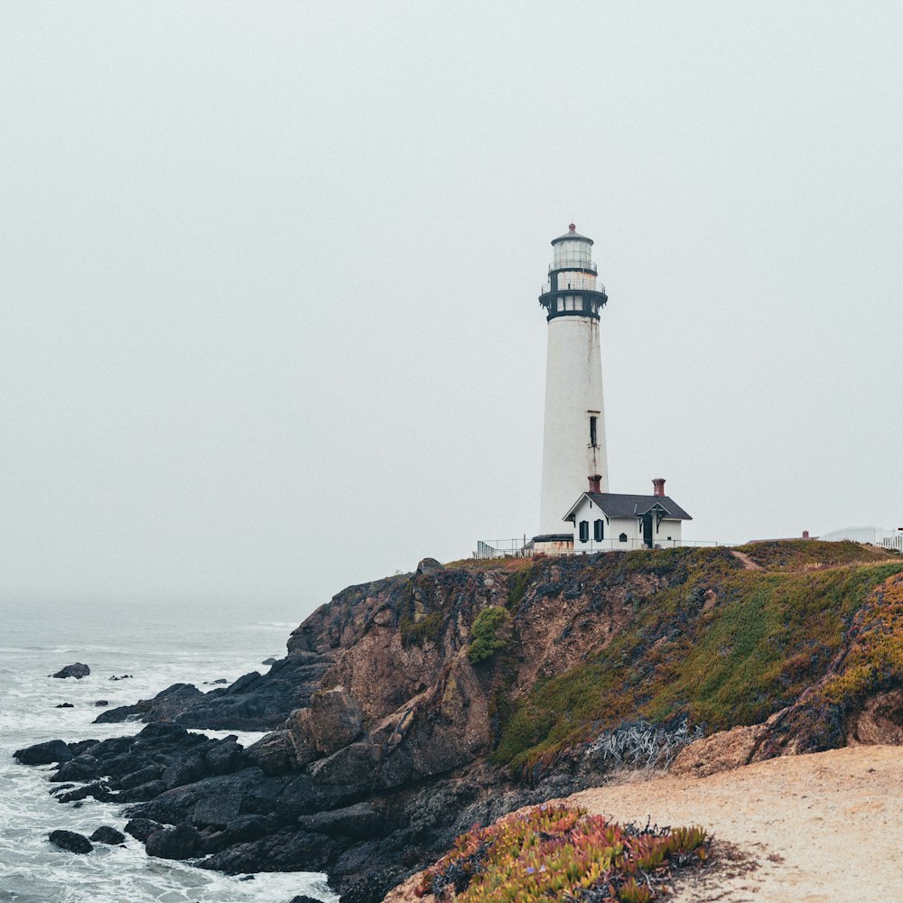 um farol em uma colina rochosa