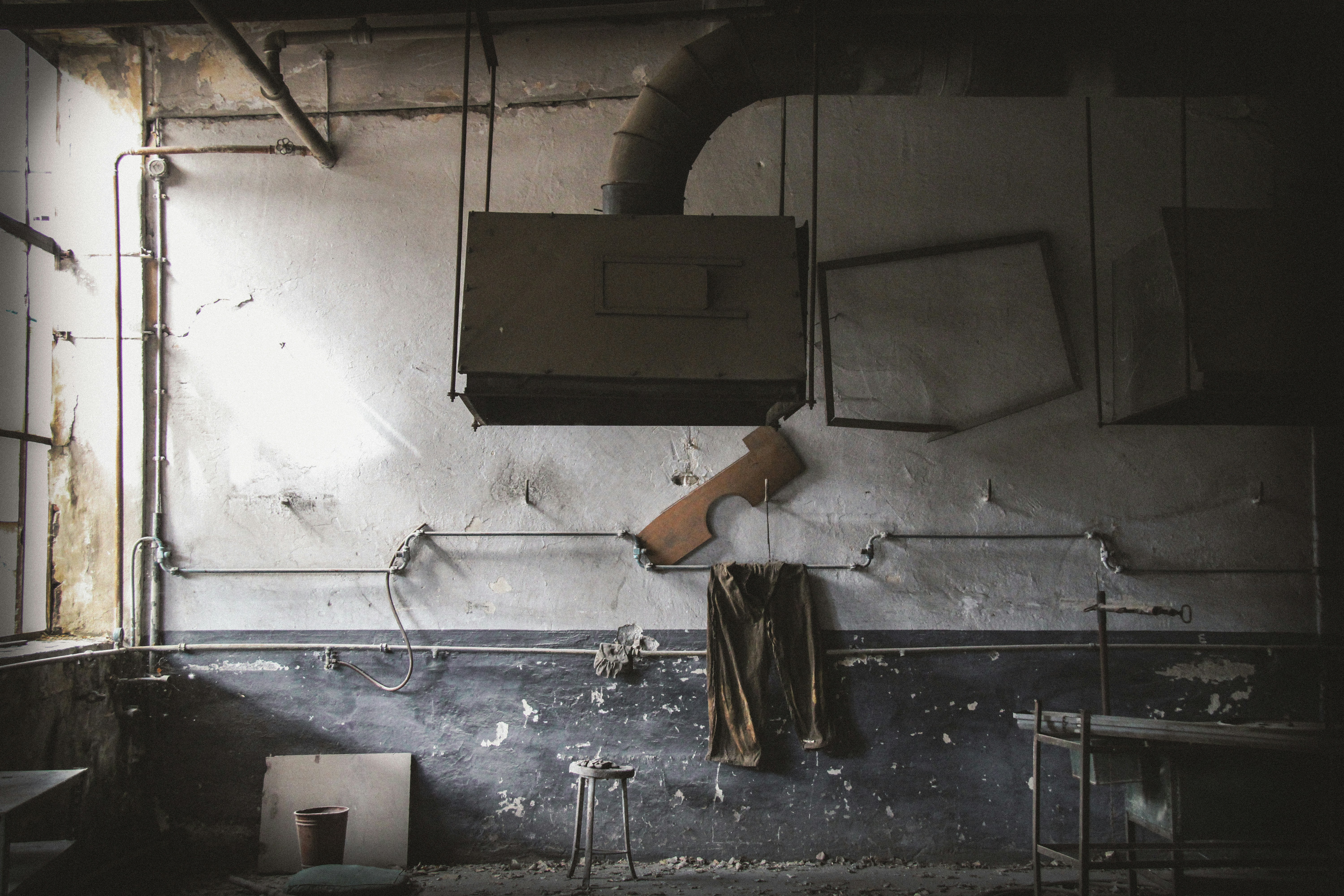 una persona che lavora su un muro