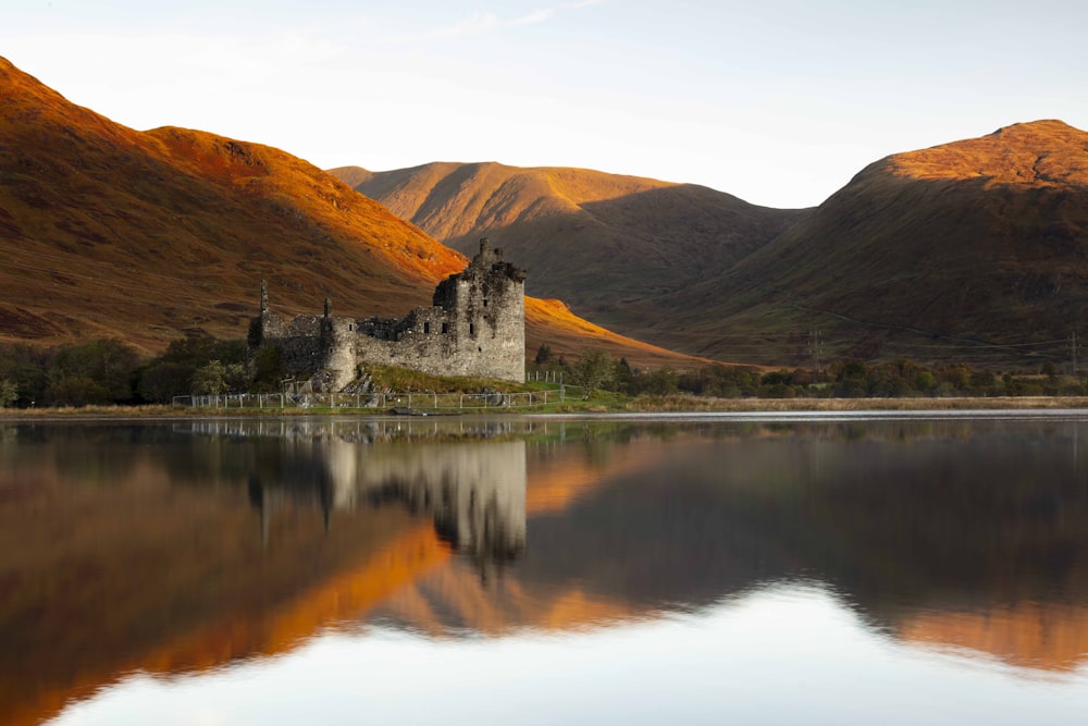 Un lago con montañas al fondo