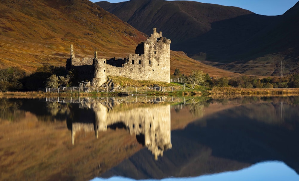 Un château sur une colline au bord d’un lac