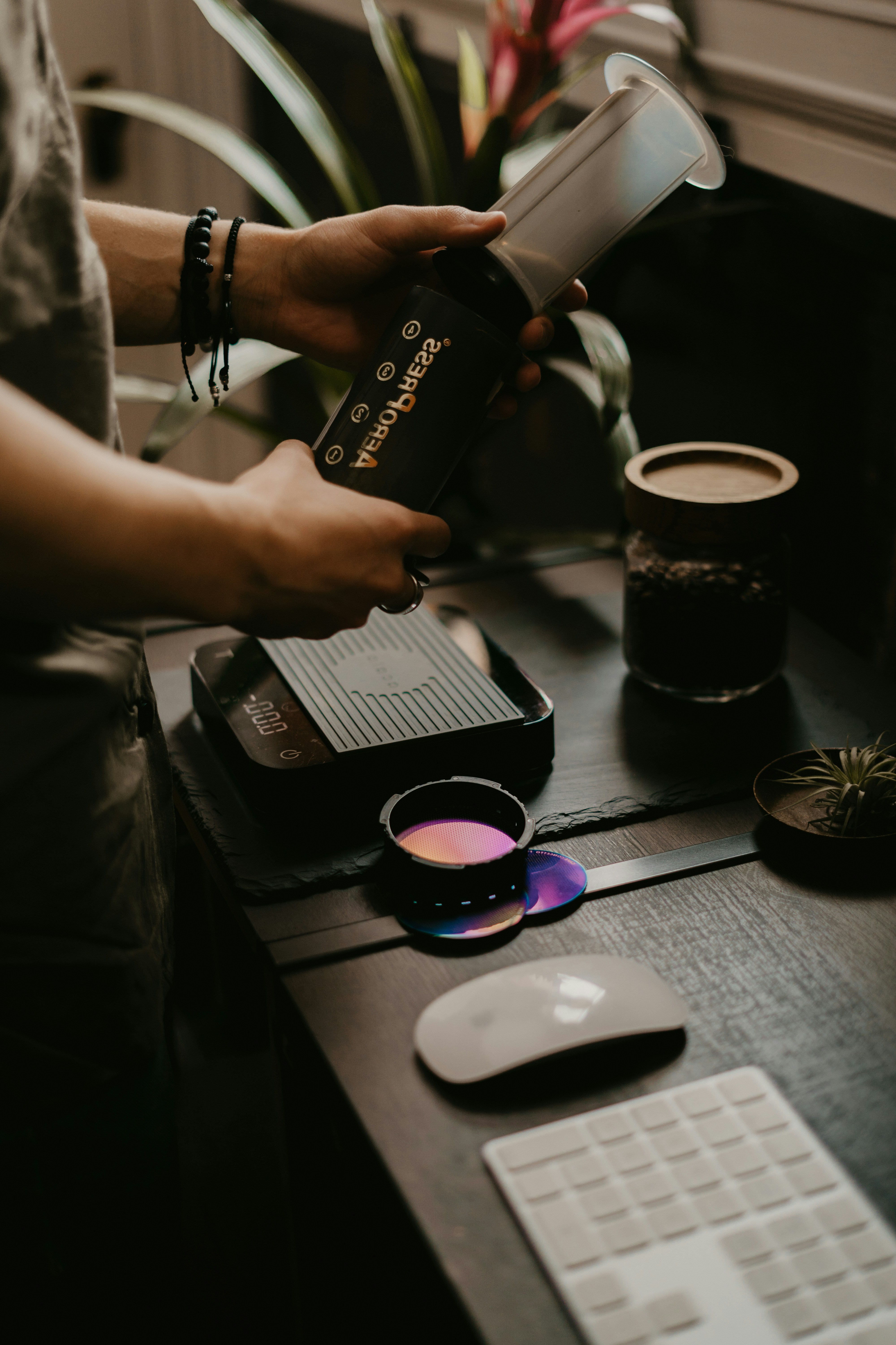 photo-1666447084640-797de82c416b?ixid=M3wxMjA3fDB8MXxzZWFyY2h8MTZ8fGNvZmZlZSUyMGZpbHRlcnN8ZW58MHx8fHwxNzYyODU5OTExfDA\u0026ixlib=rb-4.1.0