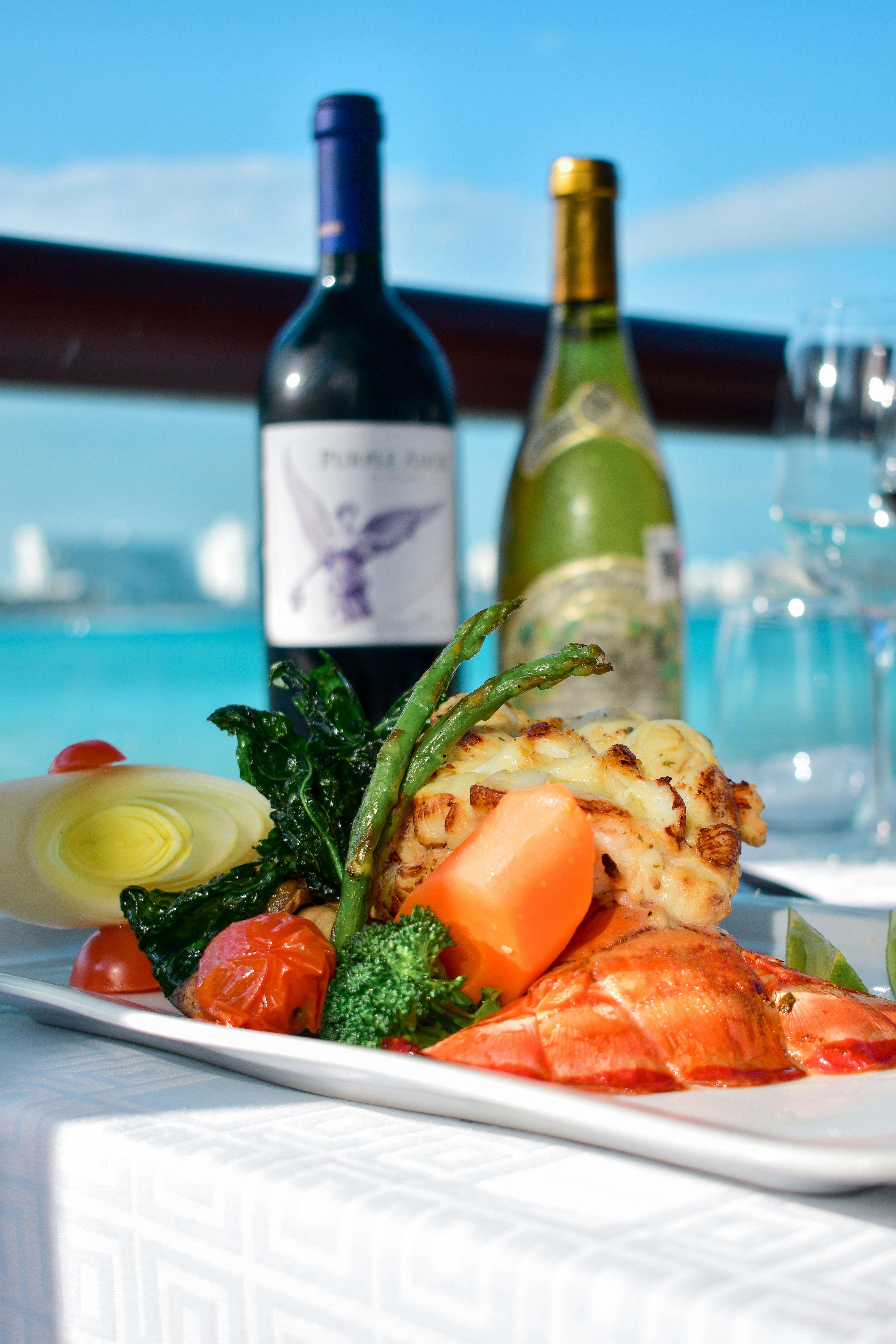 un plato de comida y botellas