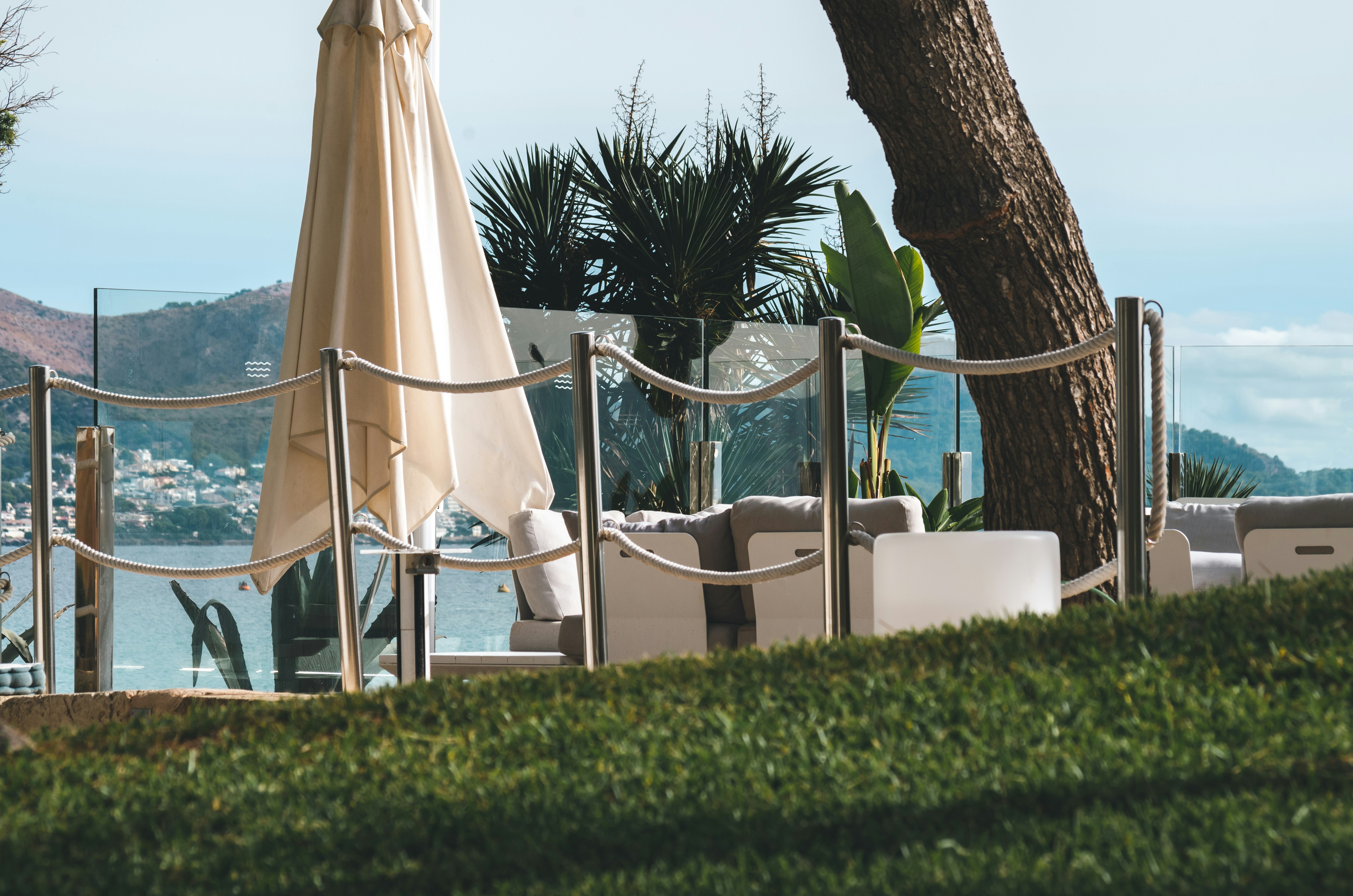 black and white bed linen