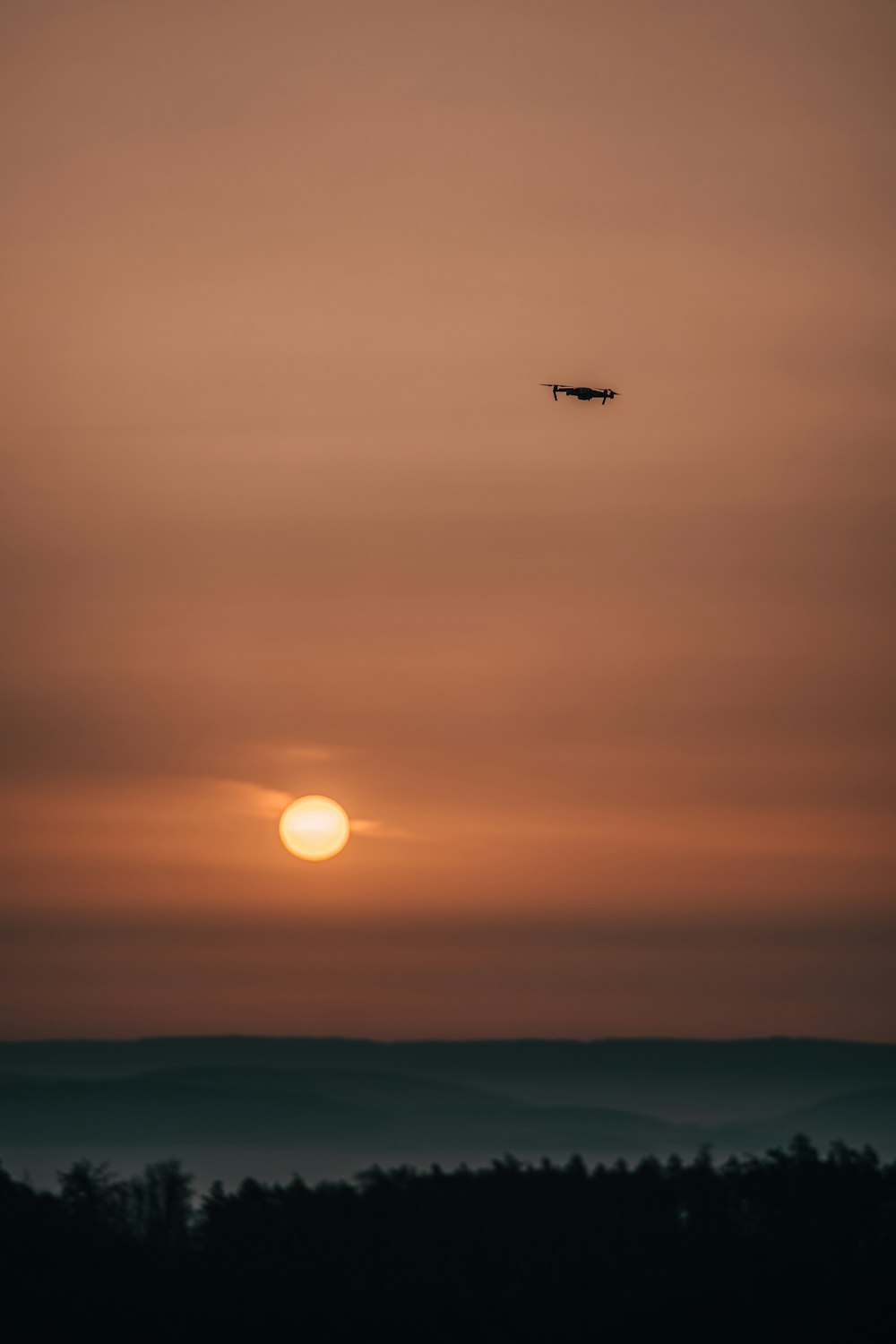 Un avión volando en el cielo