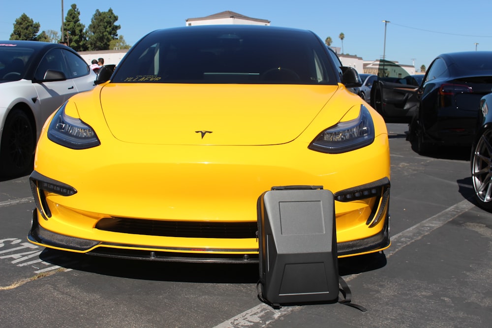 Un coche amarillo con un alerón