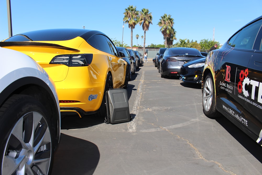 Un grupo de autos estacionados en un estacionamiento
