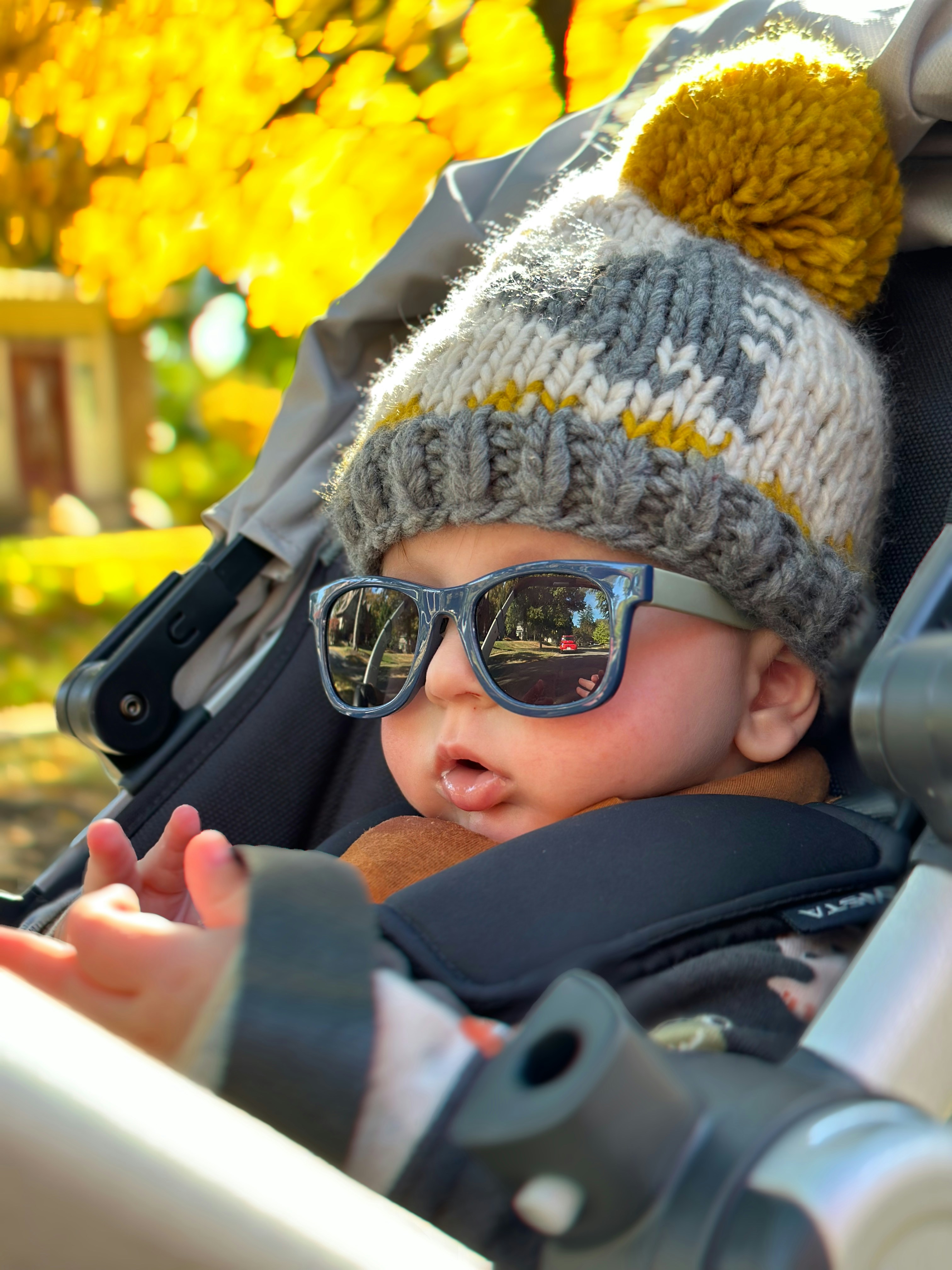 ein Baby mit Sonnenbrille und Hut