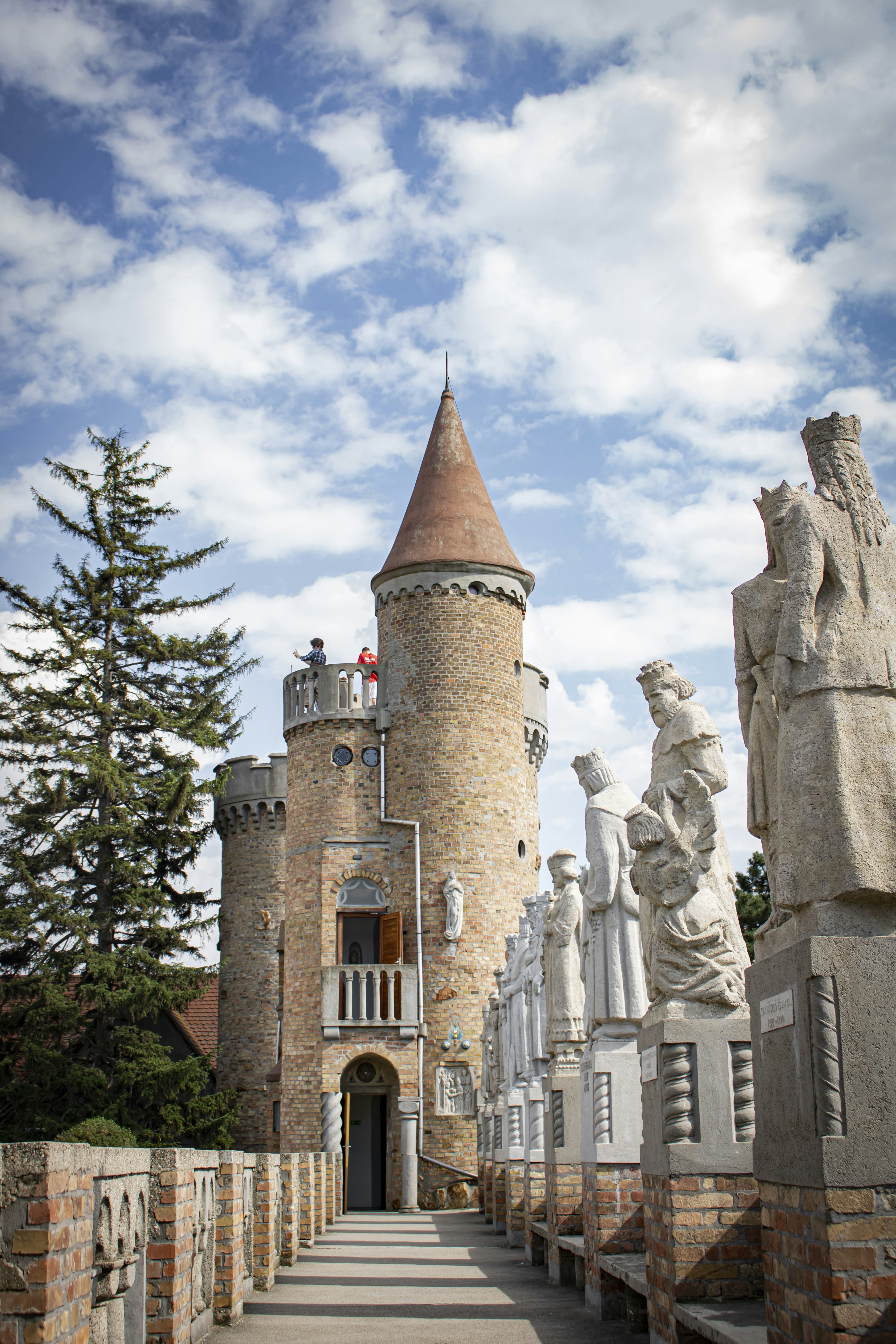 un castello di pietra con una torre