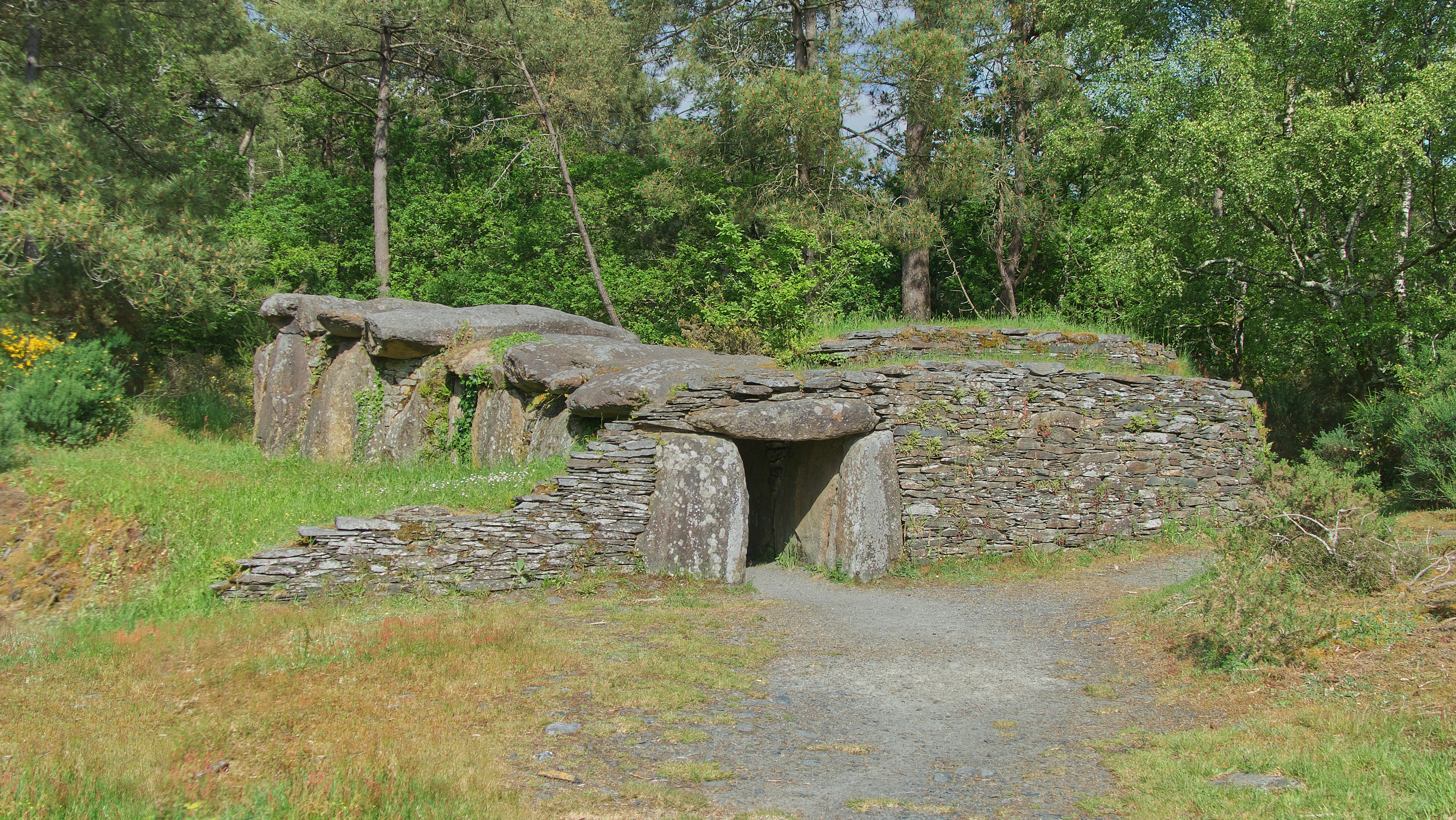 a stone structure in a forest, Cairn dolménique du parc préhistorique de Bretagne.