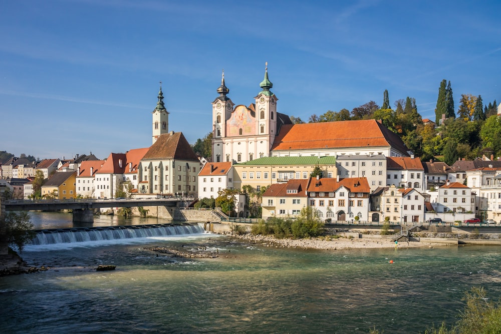 Eine Stadt neben einem Gewässer