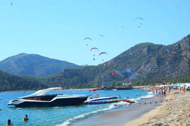 Turquoise baai aan de Turkse kust