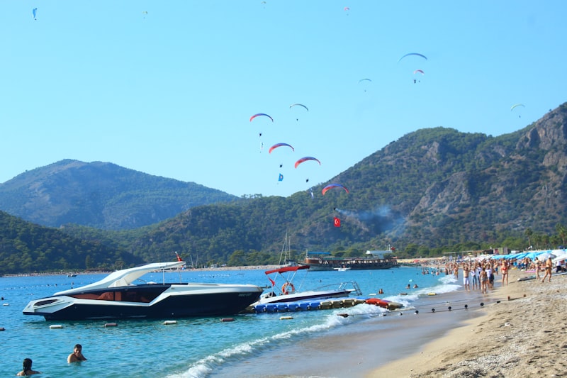 Turquoise baai aan de Turkse kust