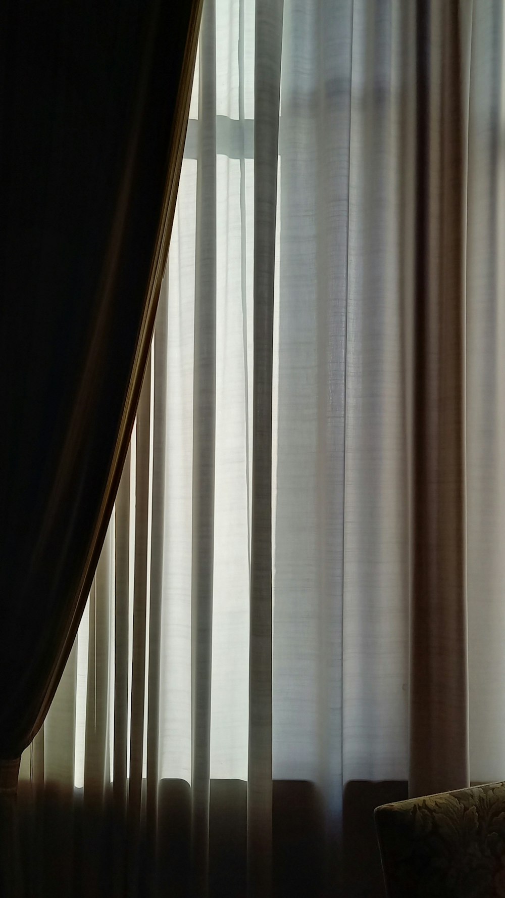 uma janela com cortinas