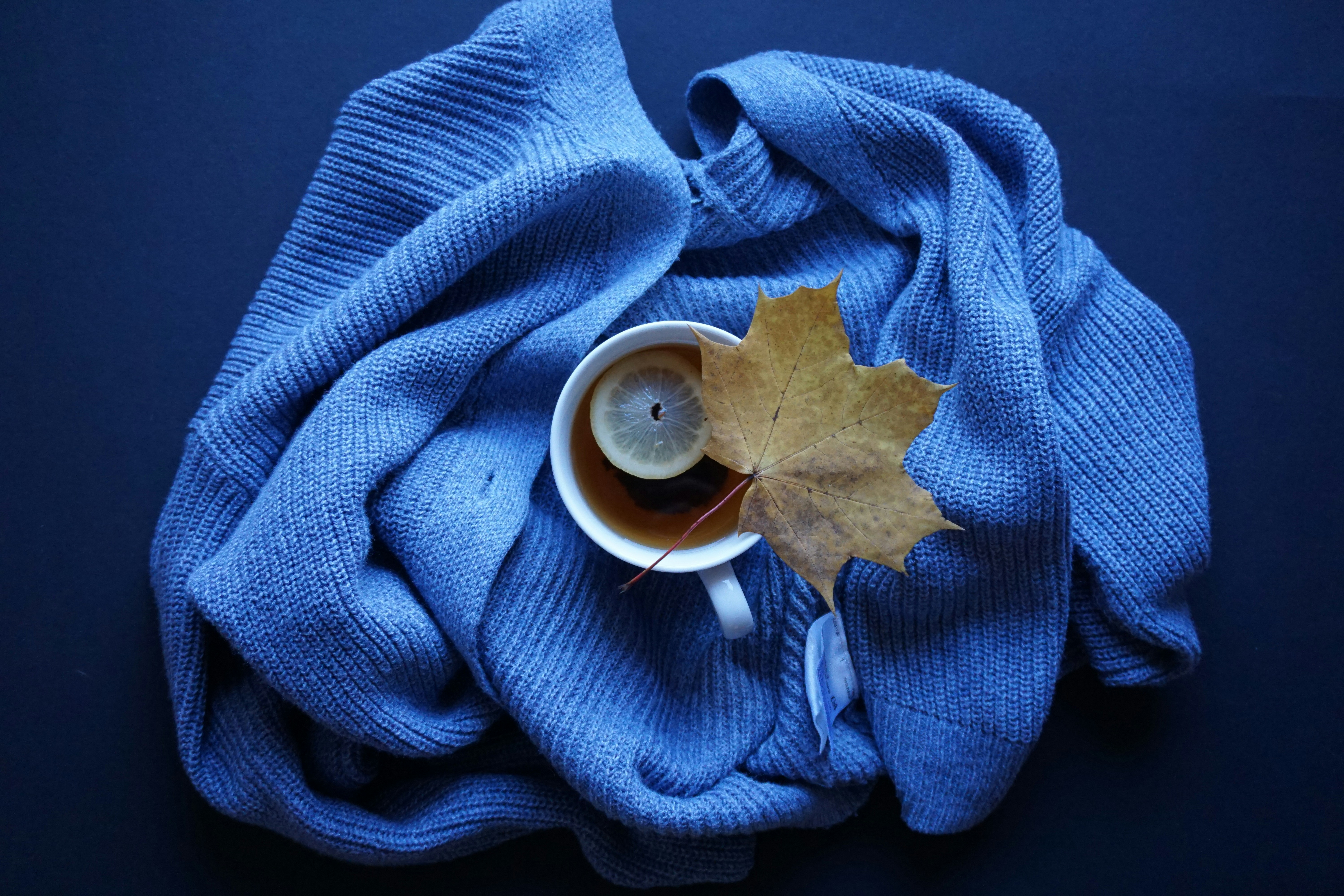 따뜻한 차를 마시는 모습