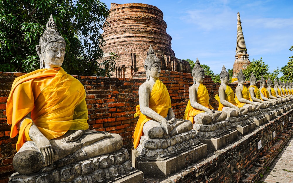 un groupe de statues