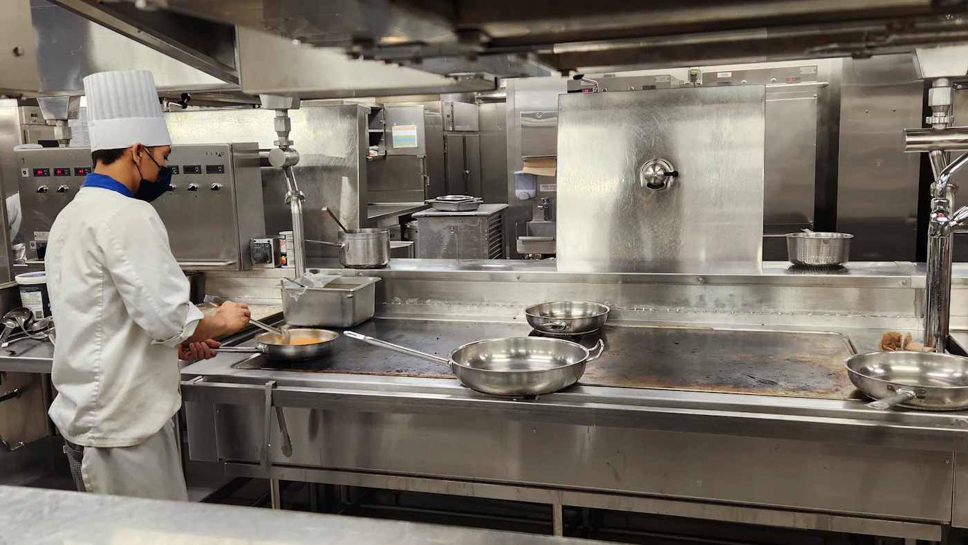 Chef en train de cuisiner dans une cuisine professionnelle