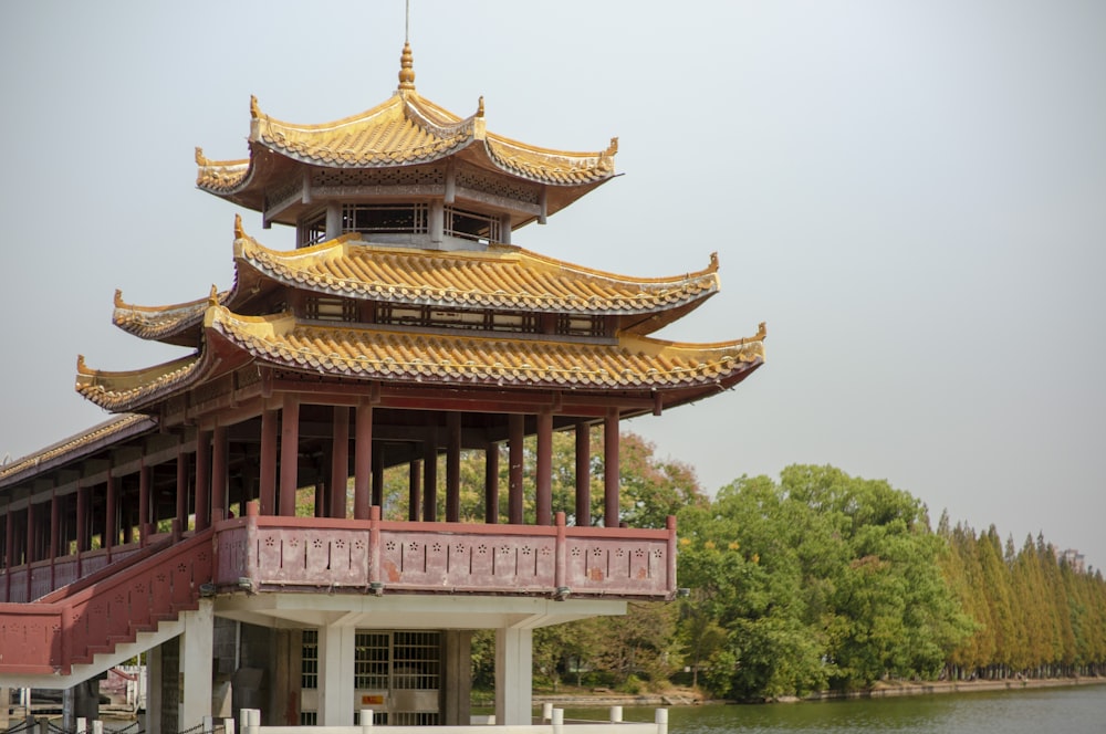 um edifício de pagode com uma ponte