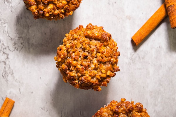 Pompoen-ontbijtmuffins met walnoten — receptfoto