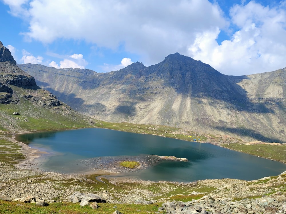 un lago en una región montañosa