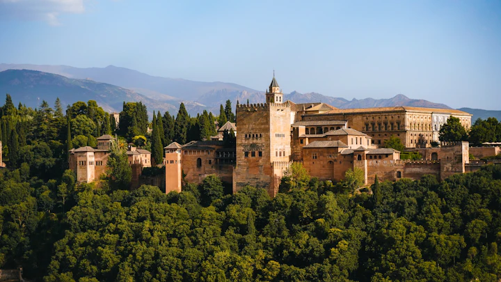 De Alhambra hoog boven het landschap rond Granada