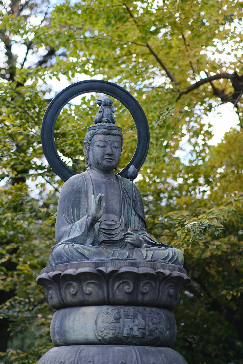 una estatua de una persona