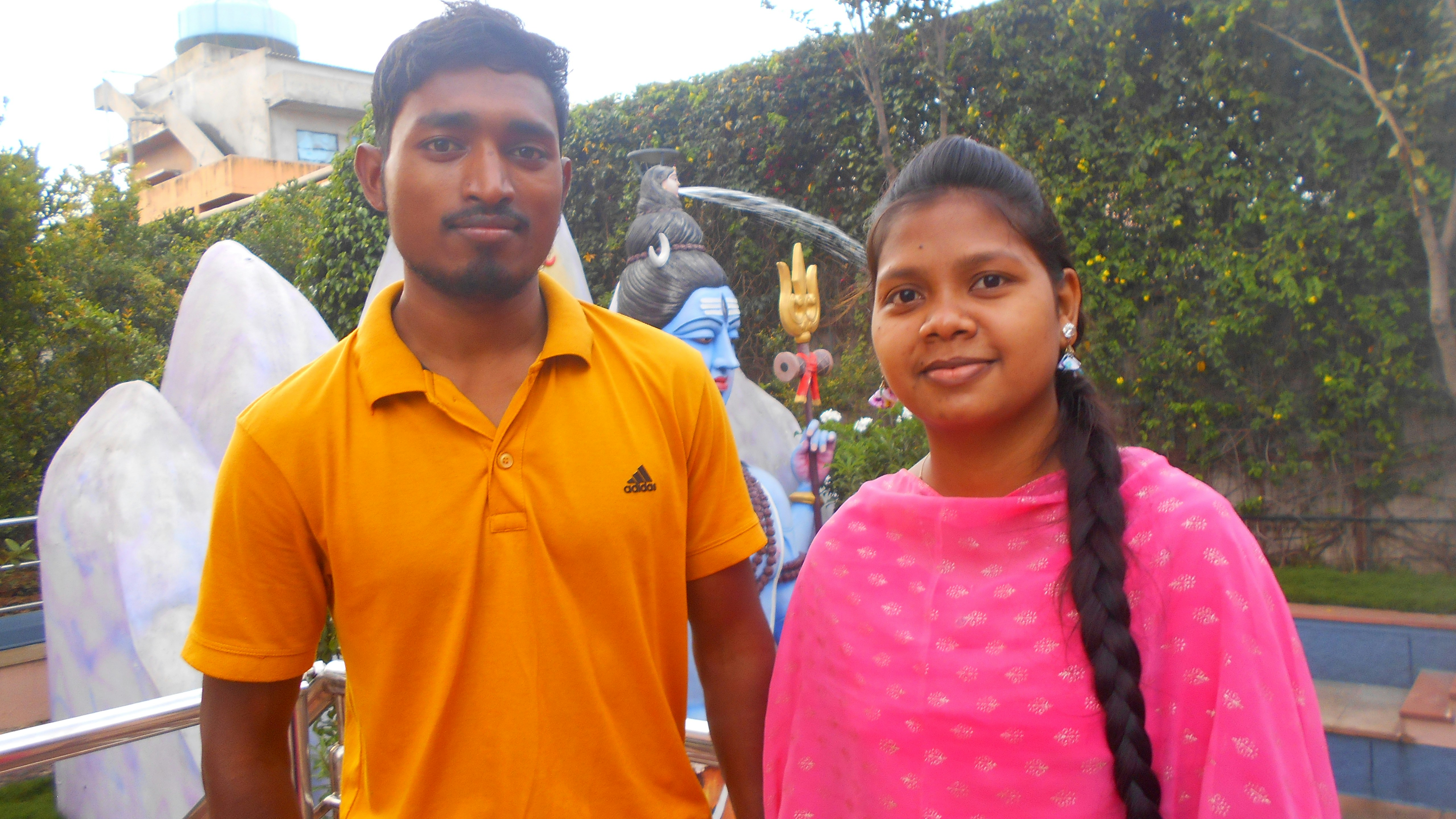 Couple posing at Statue of Unity with Mahadev Travels