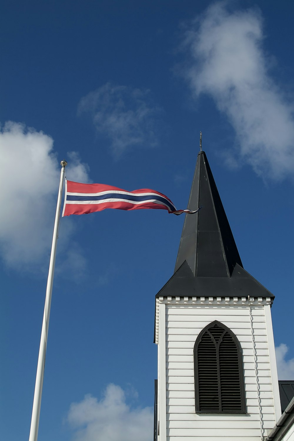 Eine Flagge, die auf einer Stange weht