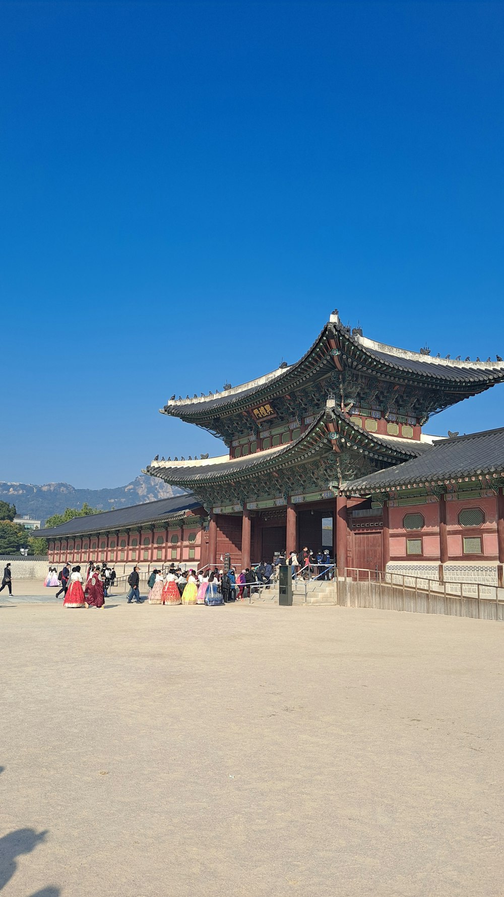 un grupo de personas de pie fuera de Gyeongbokgung