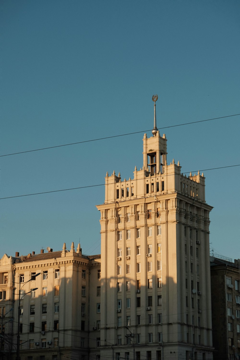 Un edificio alto con una torre