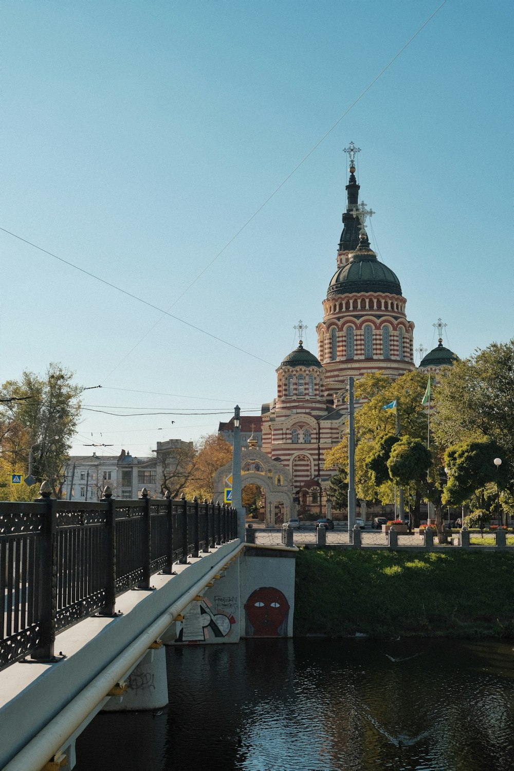 Eine Brücke über einen Fluss, die zu einem großen Gebäude mit Türmen führt