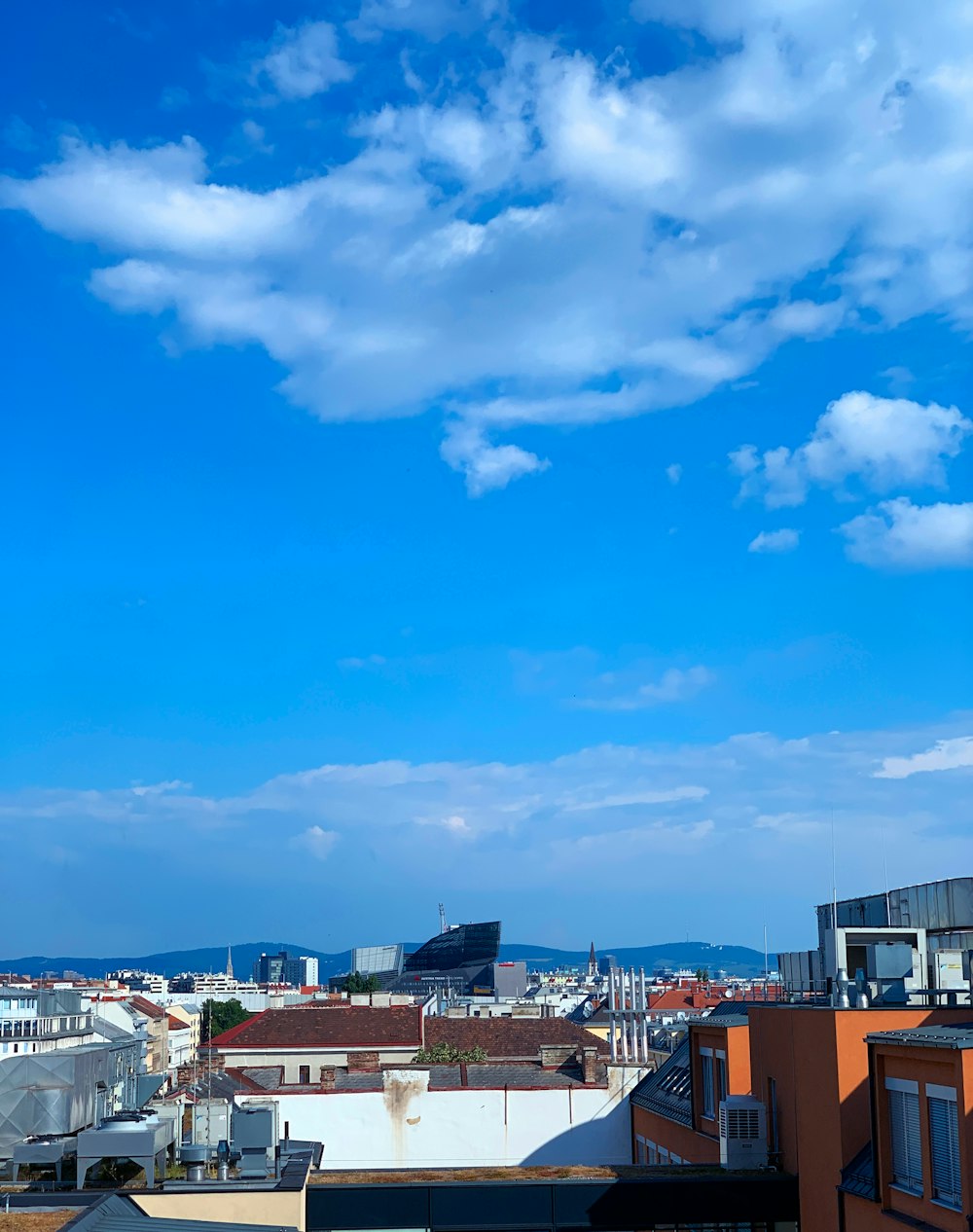 Una città con cielo blu e nuvole