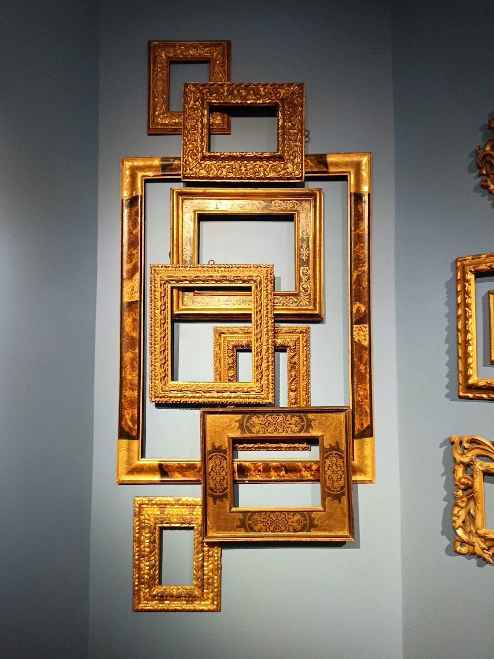 uno specchio incorniciato d'oro