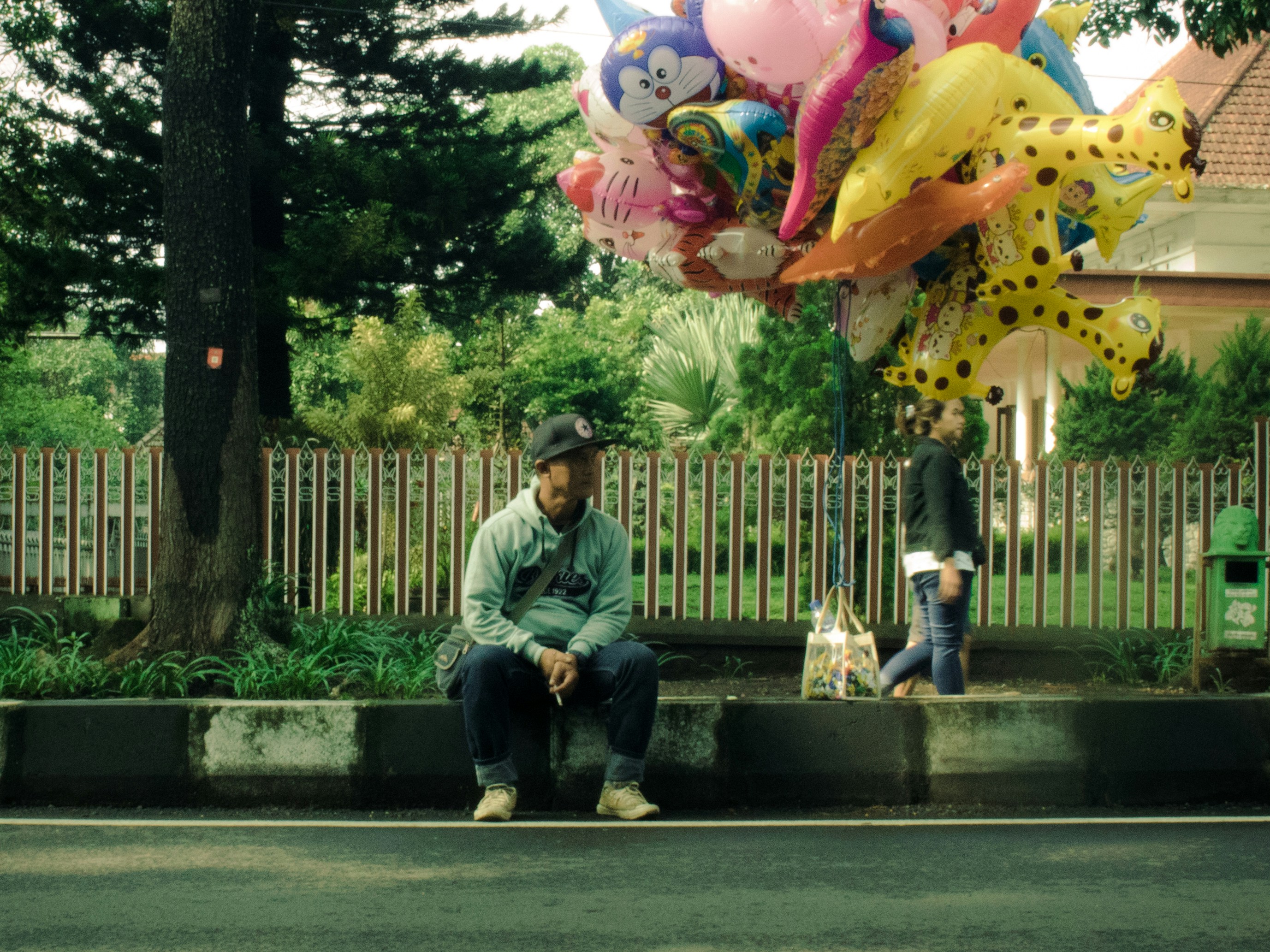 A person sitting on a bench photo – Free Human Image on Unsplash