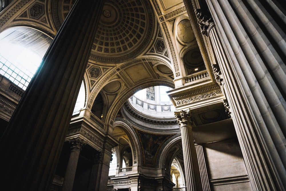 un grande edificio ornato con colonne