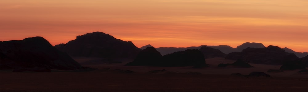 Eine Wüstenlandschaft mit Sonnenuntergang