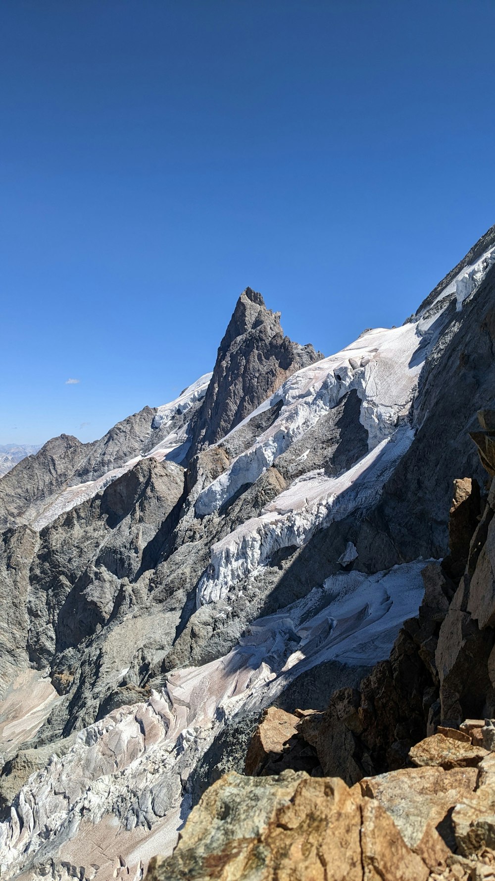 Ein felsiger Berg mit Schnee