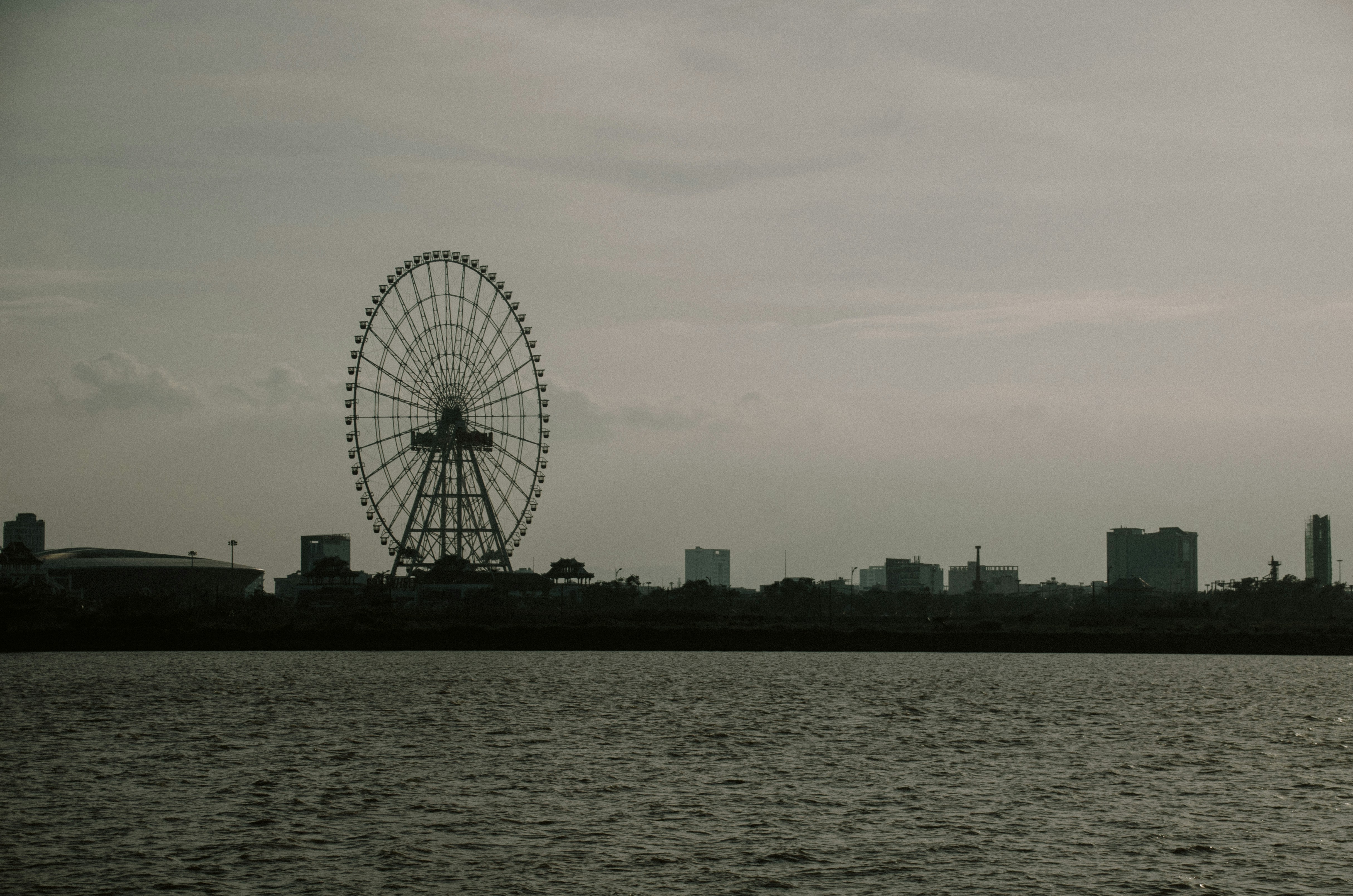 ein Riesenrad an einem Gewässer