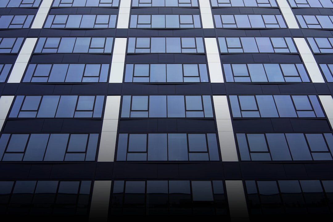 a building with many windows,